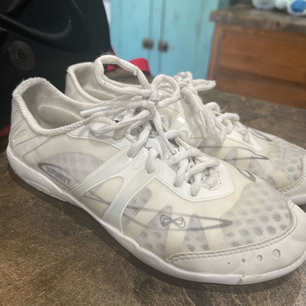 Nfinity Vengeance Cheer Shoes Sz 6.